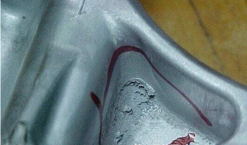 鋁壓鑄過程中鑄件表面上會有摩擦燒蝕的情況是怎么回事？